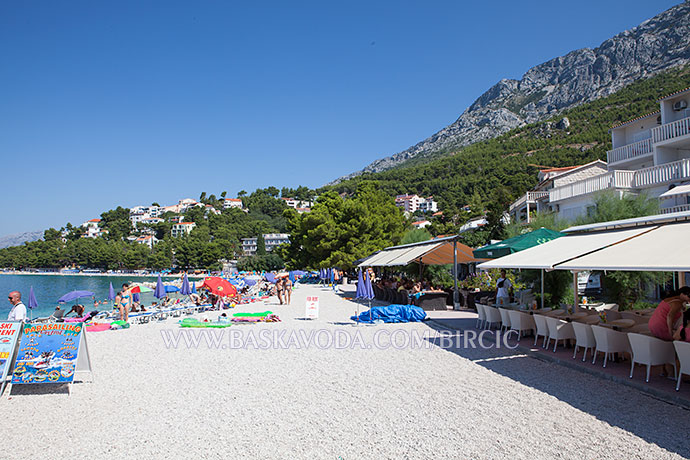 beach activities in Baška Voda - drinking coffee in beach bars