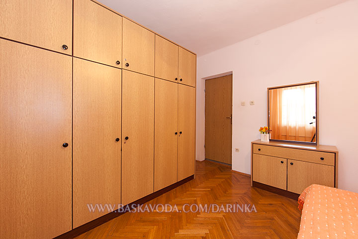 Baška Voda - apartments Darinka - large wardrobe in the bedroom