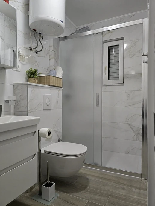 bathroom with bathtube