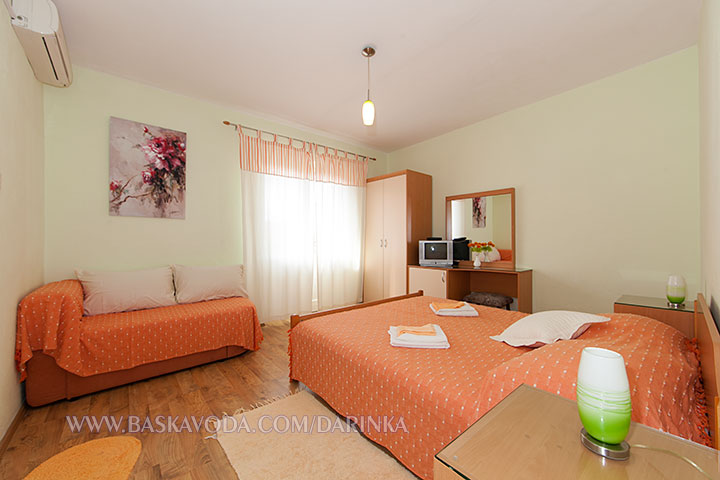 Baška Voda - apartments Darinka - bedroom with 3 beds