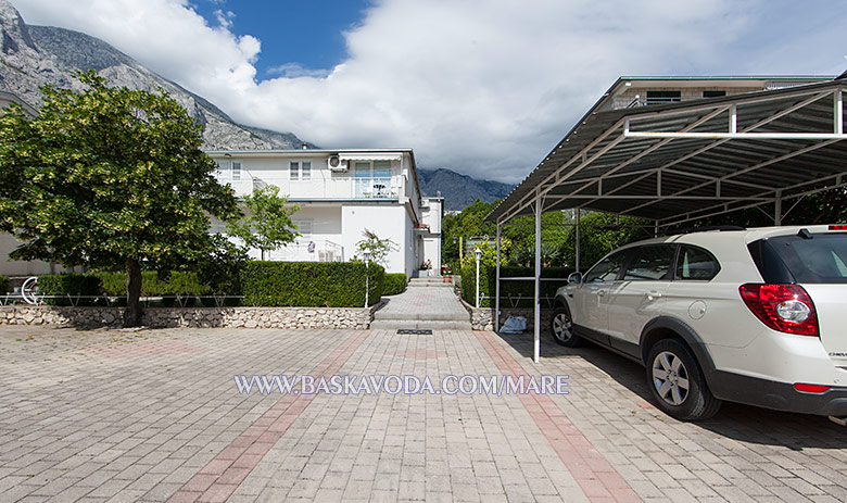 Apartments Mare Granić, Baška Voda - large parking, house