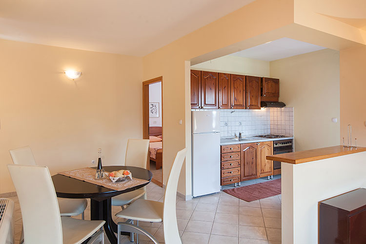 kitchen and dining room in apartment Montana, Krvavica
