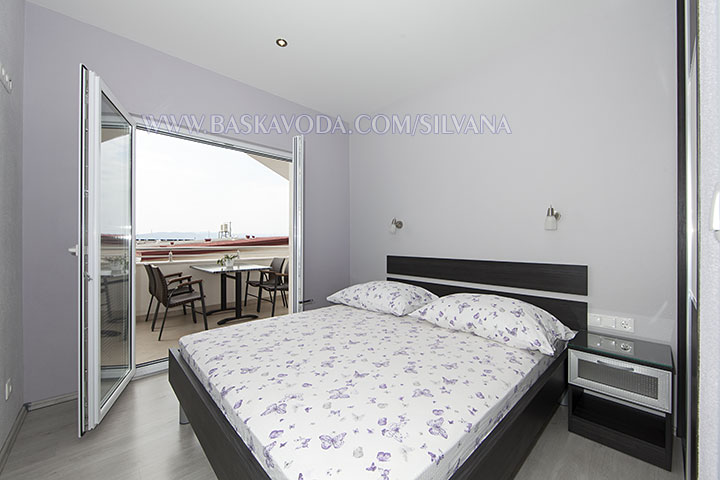 apartment Silvana, Baška Voda - bedroom with balcony with sea view
