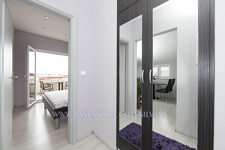 apartment Silvana, Baška Voda - hall with wardrobe and mirror